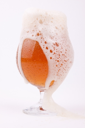 一杯玻璃杯啤酒图片